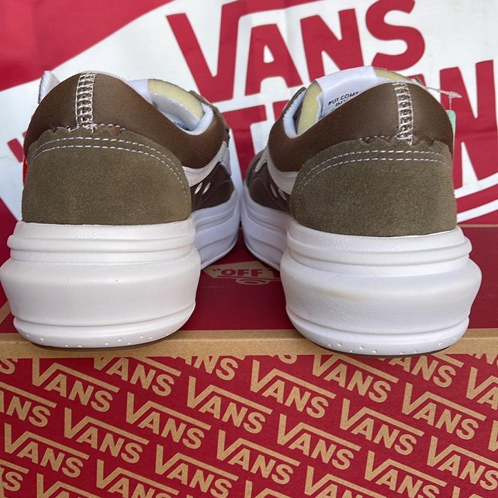 Vans Men’s Old Skool Over
Walnut
VN0A7Q5E1NU
platforms - sneakers - Picture 14 of 16